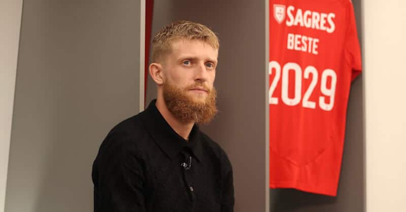 Jan-Niklas Beste no balneário do Benfica.