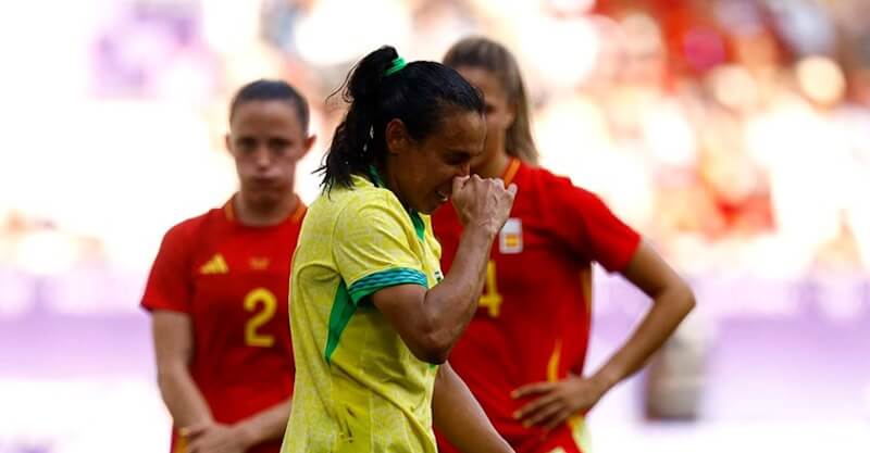 Marta chora após expulsão no Brasil-Espanha dos Jogos Olímpicos.