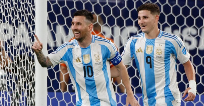 Lionel Messi e juliá Álvarez celebram vitória da Argentina sobre o Canadá nas meias-finais da Copa América.