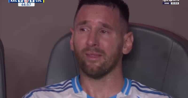 Lionel Messi, avançado argentino, chora no banco de suplentes durante a final da Copa América.