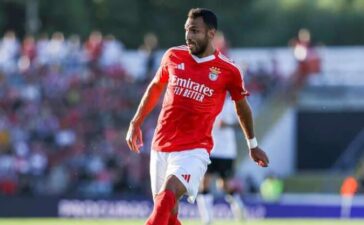 Vangelis Pavlidis em ação no Benfica-Farense, jogo de pré-época.