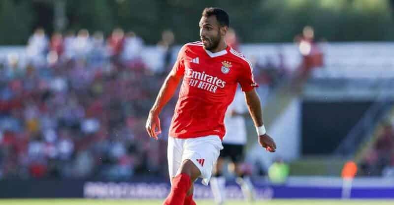 Vangelis Pavlidis em ação no Benfica-Farense, jogo de pré-época.