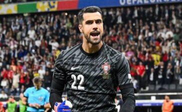 Diogo Costa celebra vitória de Portugal diante da Eslovénia no Euro 2024.