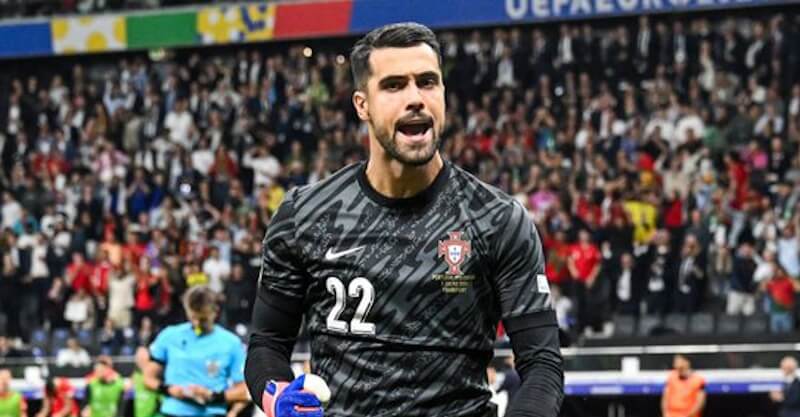 Diogo Costa celebra vitória de Portugal diante da Eslovénia no Euro 2024.