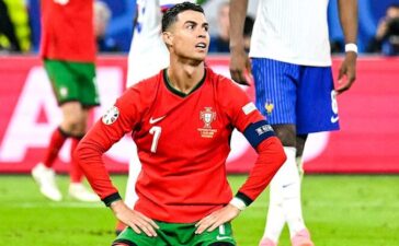 Cristiano Ronaldo desanimado após falhar uma grande penalidade no Portugal-França.