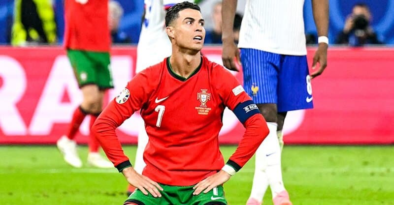 Cristiano Ronaldo desanimado após falhar uma grande penalidade no Portugal-França.