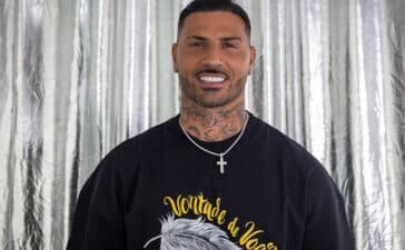 Ricardo Quaresma exibe a roupa da sua nova marca.