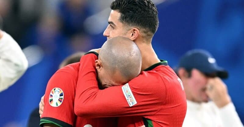 Cristiano Ronaldo e Pepe abraçados após a eliminação do Euro 2024.