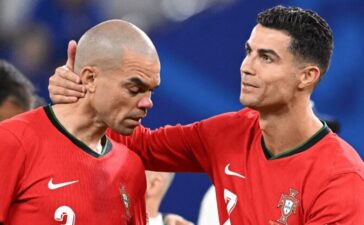 Cristiano Ronaldo consola Pepe após o Portugal-França do Euro 2024.
