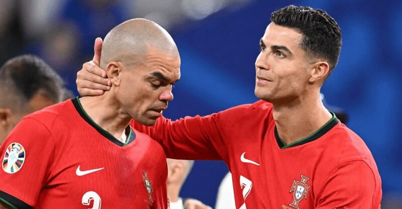Cristiano Ronaldo consola Pepe após o Portugal-França do Euro 2024.