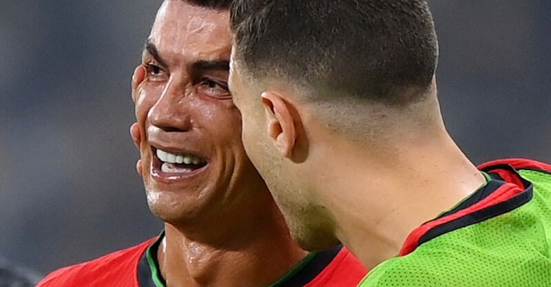 Cristiano Ronaldo consolado por Diogo Dalot após falhar grande penalidade no Portugal-Eslovénia do Euro 2024.