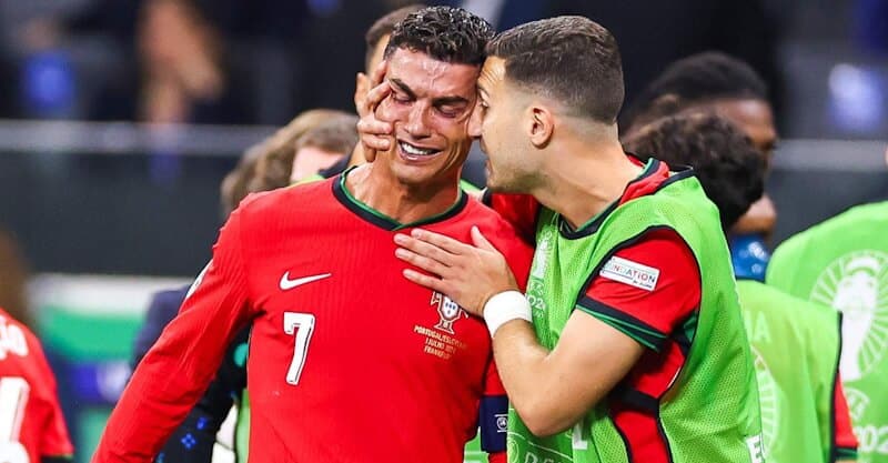 Cristiano Ronaldo consolado por Diogo Dalot após falhar penálti no Portugal-Eslovénia do Euro 2024.