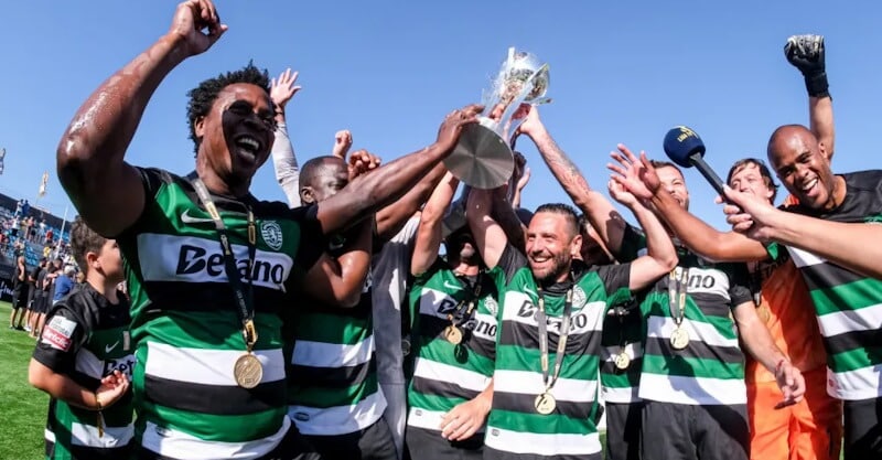 Antigos jogadores do Sporting celebram conquista da Liga Portugal Legends.