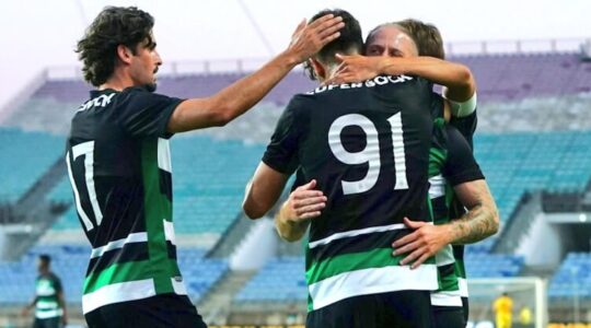 Jogadores do Sporting festejam golo de Rodrigo Ribeiro ao Sevilha em jogo de pré-temporada.
