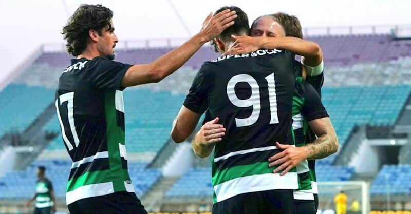 Jogadores do Sporting festejam golo de Rodrigo Ribeiro ao Sevilha em jogo de pré-temporada.