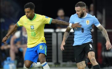 Rodrygo em disputa de bola no Uruguai-Brasil.