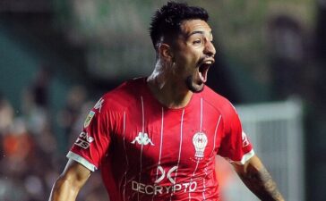 Williams Alarcón, médio do Huracán associado ao Benfica.