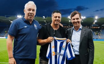 Zlatko Zahovic, antigo jogador do FC Porto, ao lado de Jorge Costa e André Villas-Boas, após o jogo de pré-temporada contra o Sturm Graz.