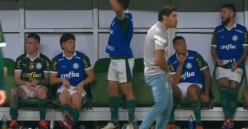 Gesto de Abel Ferreira que valeu a expulsão na eliminação do Palmeiras da Taça do Brasil.