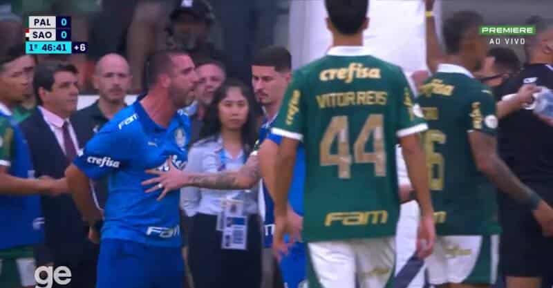 Momento da expulsão de João Martins, adjunto de Abel Ferreira, no derbi paulista entre Palmeiras e São Paulo.