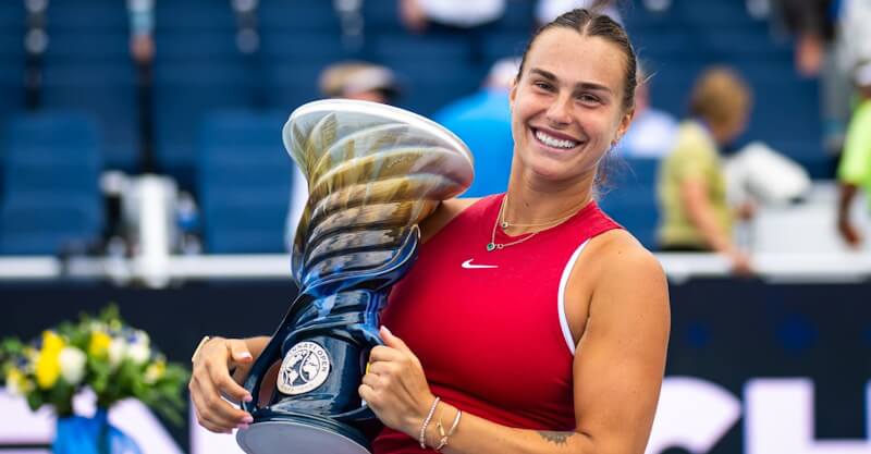 Aryna Sabalenka exibe o troféu Masters 1000 Cincinnati