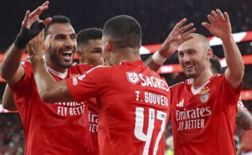 Jogadores do Benfica festejam golo de Tiago Gouveia ao Casa Pia.