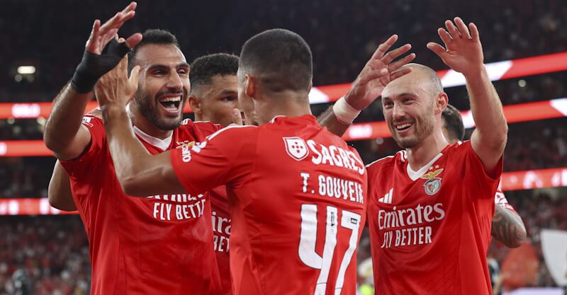 Jogadores do Benfica festejam golo de Tiago Gouveia ao Casa Pia.