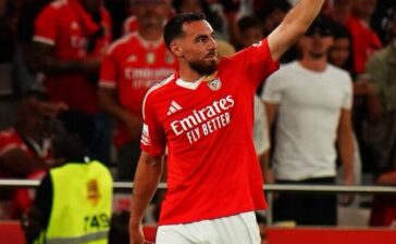 Kokçu festeja golo da vitória do Benfica sobre o Estrela da Amadora.