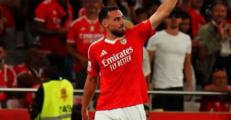 Kokçu festeja golo da vitória do Benfica sobre o Estrela da Amadora.