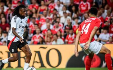 Alex Iwobi perante a oposição de António Silva no Benfica-Fulham.