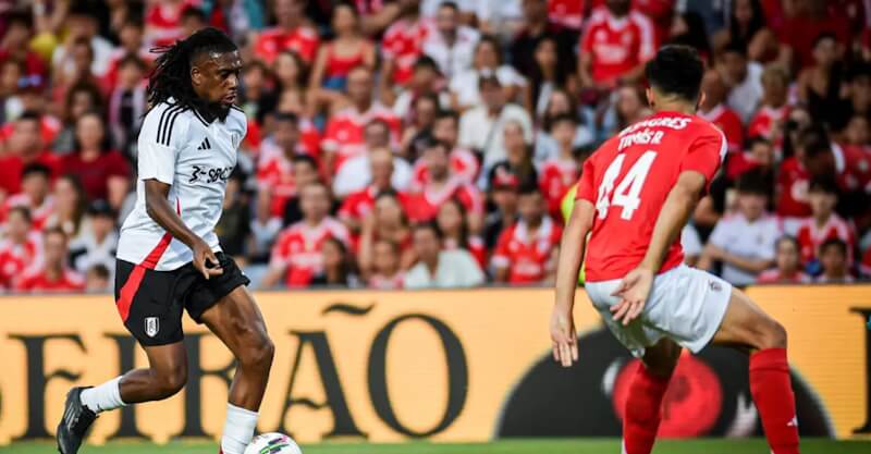 Alex Iwobi perante a oposição de António Silva no Benfica-Fulham.