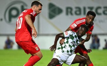 Lawrence Ofori em disputa de bola com kokçu e Leandro Barreiro no Moreirense-Benfica