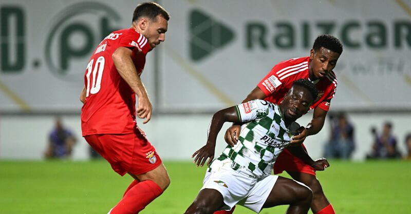 Lawrence Ofori em disputa de bola com kokçu e Leandro Barreiro no Moreirense-Benfica