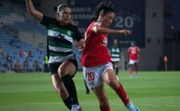 Jogadoras de Benfica e Sporting em disputa de bola no Troféu do Algarve.