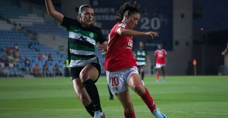 Jogadoras de Benfica e Sporting em disputa de bola no Troféu do Algarve.