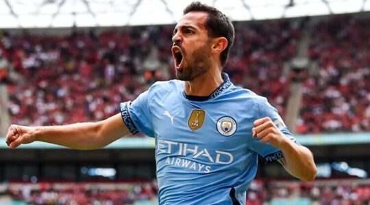 Bernardo Silva festeja golo marcado na Community Shield entre Manchester City e Manchester United.