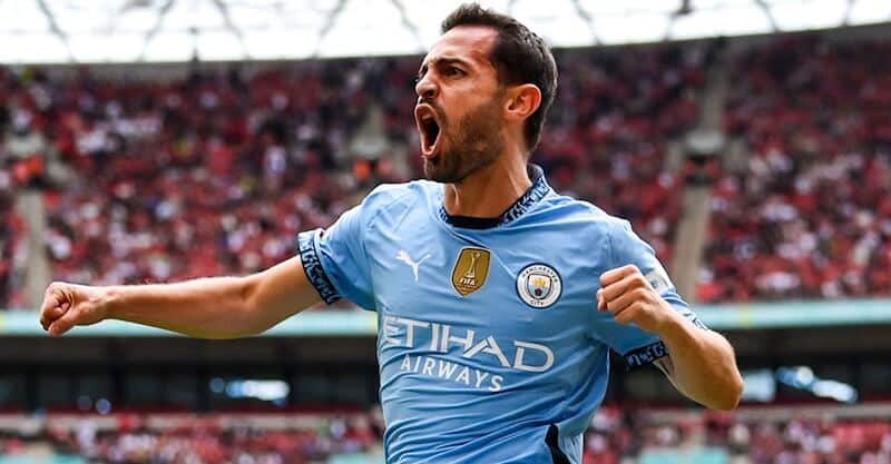 Bernardo Silva festeja golo marcado na Community Shield entre Manchester City e Manchester United.