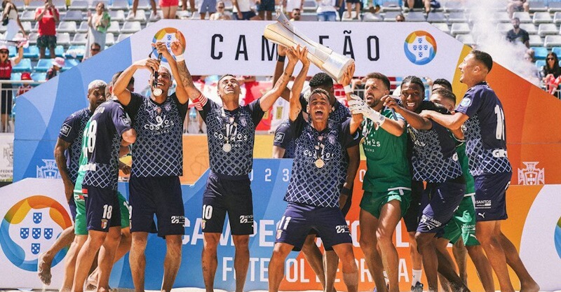 Jogadores do SC Braga festejam conquista do título em futebol de praia.