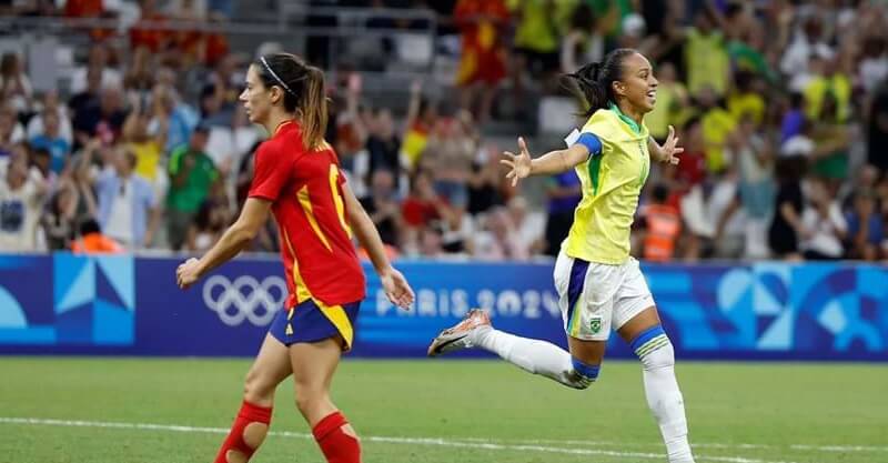 Jogadoras de Brasil e Espanha nos Jogos Olímpicos de Paris.