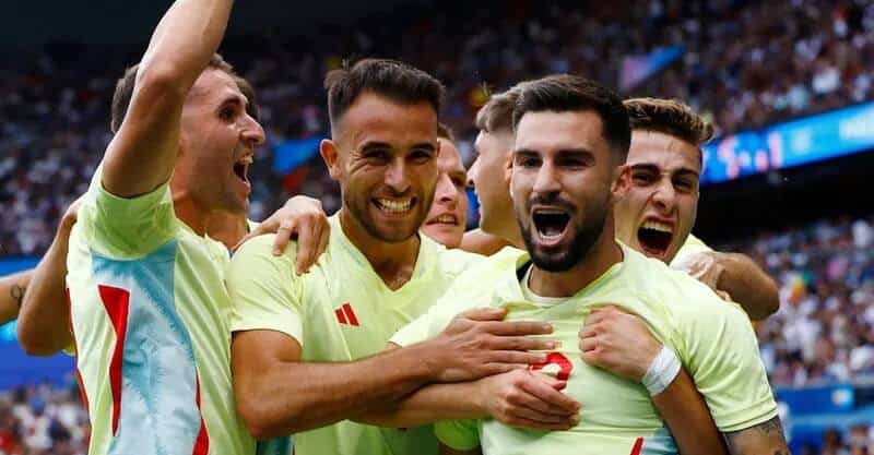 Jogadores da Espanha celebra vitória sobre a França nos Jogos Olímpicos.