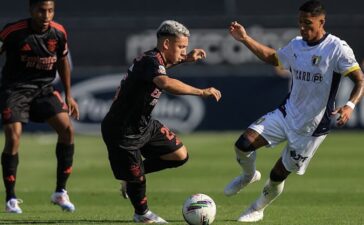 Prestianni em disputa de bola no Famalicão-Benfica.