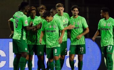 Jogadores do Sporting festejam golo de Gyökeres diante do Farense