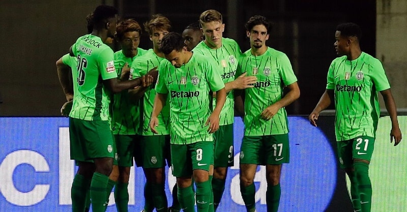 Jogadores do Sporting festejam golo de Gyökeres diante do Farense