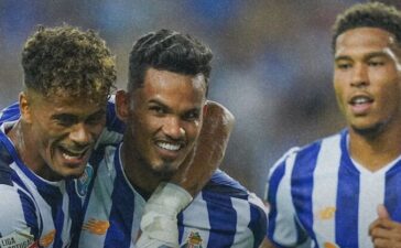 Jogadores do FC Porto festejam golos diante do Gil Vicente.