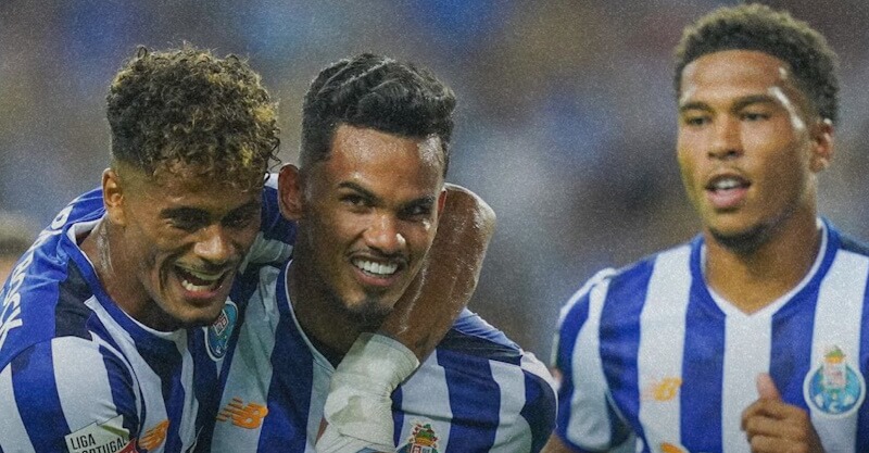 Jogadores do FC Porto festejam golos diante do Gil Vicente.