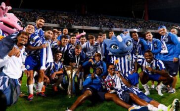 Jogadores do FC Porto celebram conquista da Supertaça diante do Sporting.