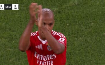 João Mário aplaude assobios que ouviu no Benfica-Casa Pia.