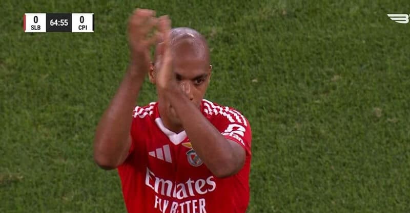 João Mário aplaude assobios que ouviu no Benfica-Casa Pia.