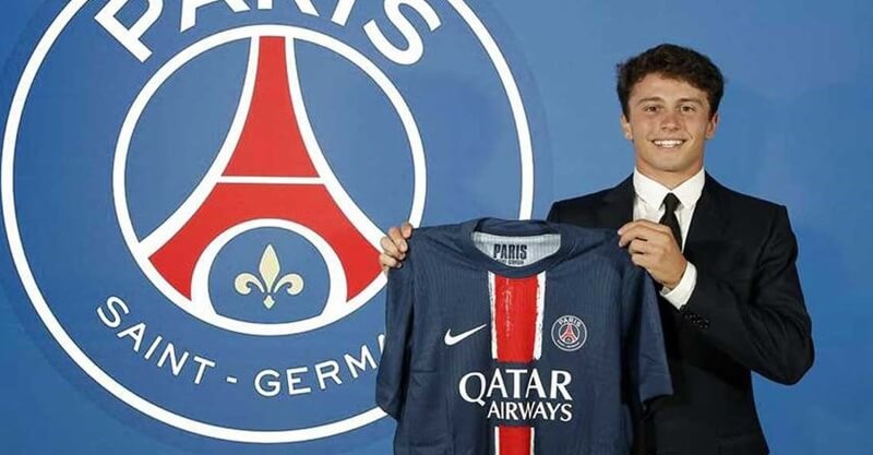 João Neves apresentado como reforço do PSG.