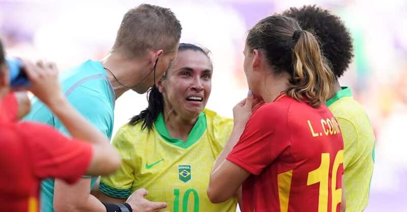 Marta em lágrimas após expulsão nos Jogos Olímpicos na partida entre Espanha e Brasil.